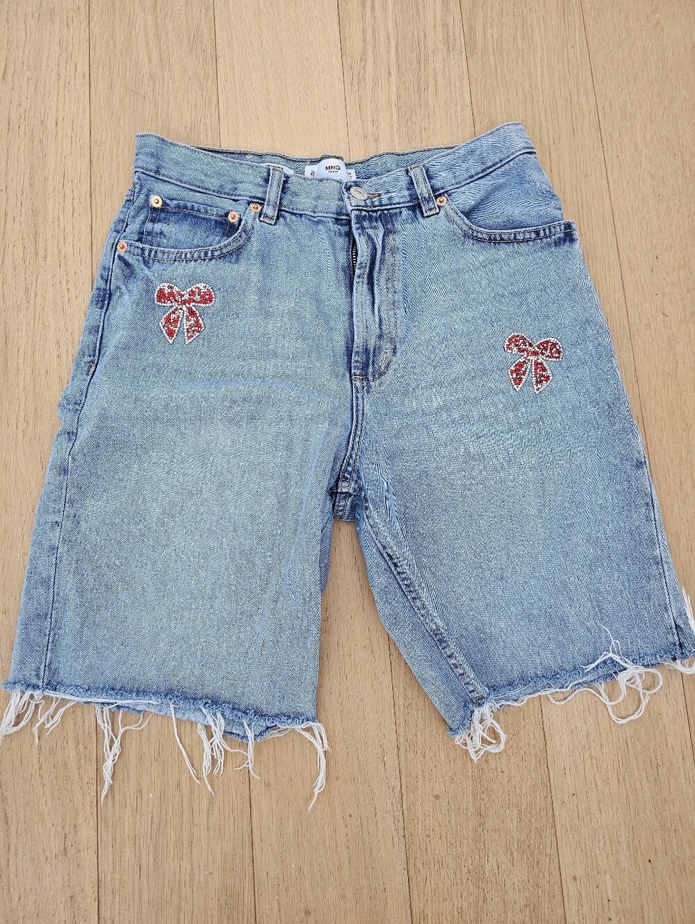 Embellished Light Wash Denim Cut-Off Shorts with Red Bow Patches Mango Size M